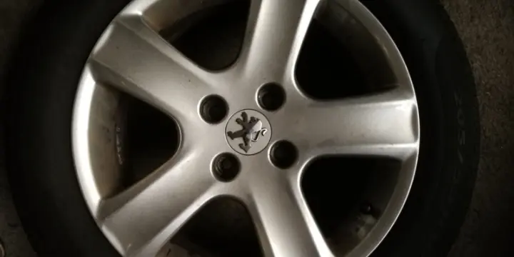 a vendre 4 jantes Peugeot 307 avec pneus été