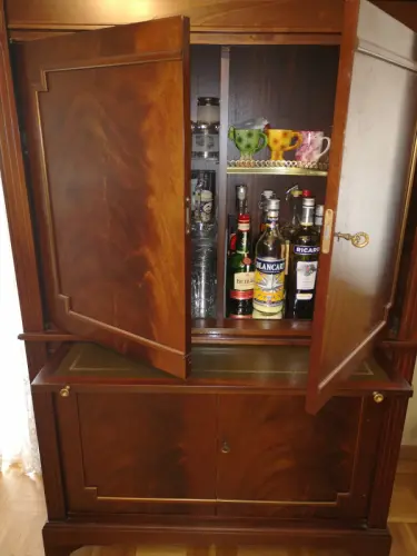 Meuble en bois de merisier massif à Renens