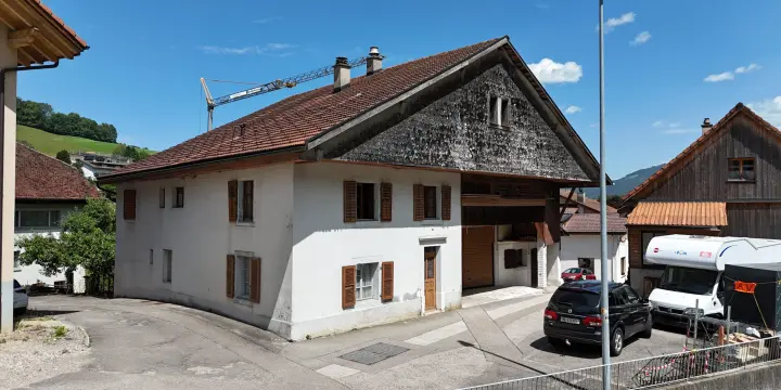 À vendre à Perrefitte maison de 7.5 pièces à rénover