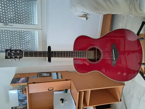 Guitare Yamaha folk électro-acoustique rouge / bordeau foncé, état neuf à Porrentruy