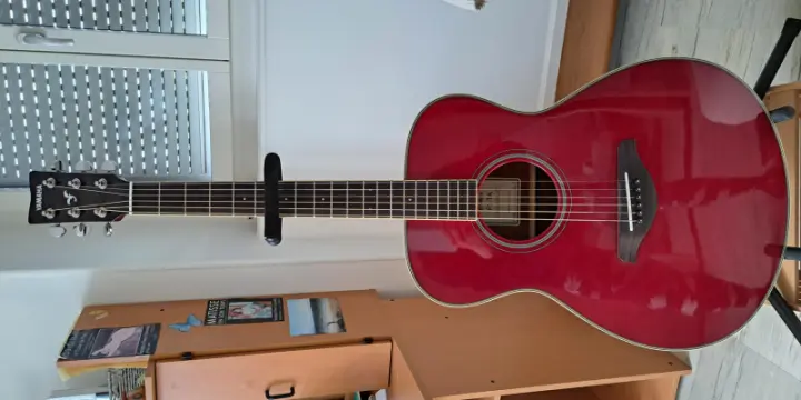 Guitare Yamaha folk électro-acoustique rouge / bordeau foncé, état neuf