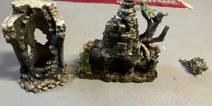 A vendre 2 lots de décorations pour aquarium