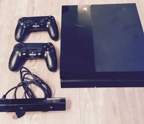 Playstation 4 + 2 manettes + 8 jeux + ca à Le Vaud