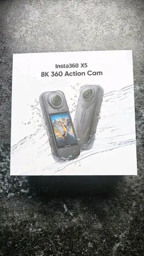 Insta360 X5 – Kit Complet avec Perche à Selfie, 3 Batteries & Étui de Protection à Lugano