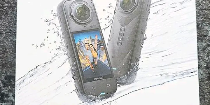 Insta360 X5 – Kit Complet avec Perche à Selfie, 3 Batteries & Étui de Protection