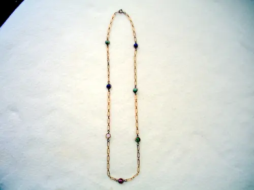 Chaîne/collier avec 7 perles de couleurs à Chigny