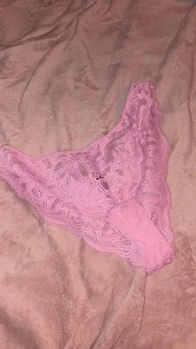 Lingeries de ton choix souillées à Geneve