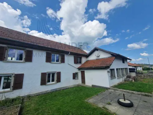 Maison individuelle de 5,5 pièces avec atelier - garage et jardin à Les Genevez JU