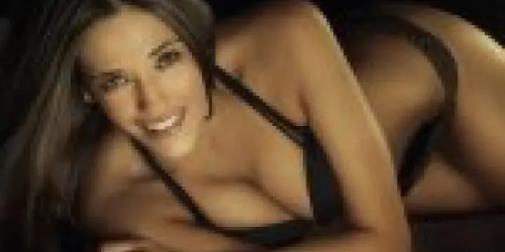 MONICA belle brune sensuelle