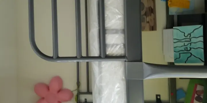 Lit IKEA et bureau inclus