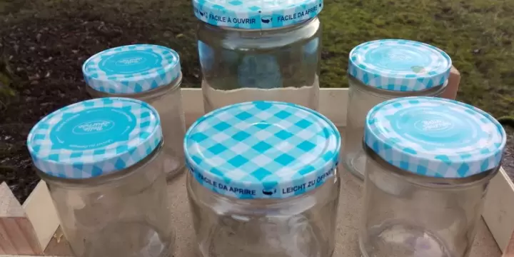 Cageot de pots vides avec couvercles bleus pr confiture