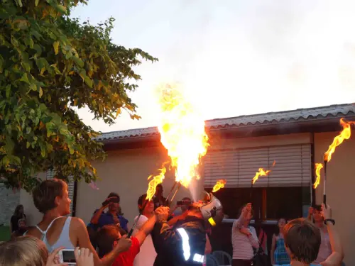 spectacle EVJF Genève de feu cracheur et jongleur Vaud