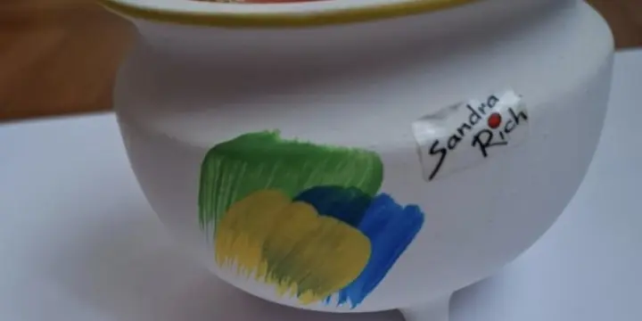 Bougie dans un porte bougie en porcelaine peinte