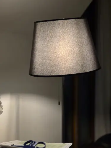 Lampadaire sur pied, hauteur environ 1m70,  aba jour gris transparent à hermance