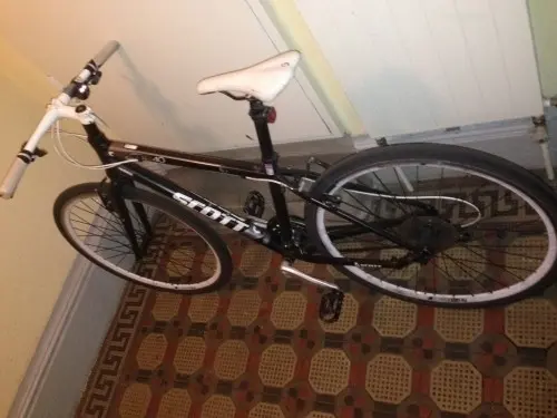 Vélo Scott Noir et Blanc à lausanne
