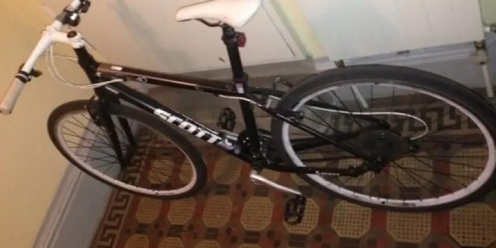 Vélo Scott Noir et Blanc