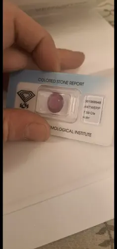 Ruby rouge violacé 7.59 carats avec certificat à Lausanne