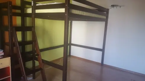 Lit mezzanine 140×200cm avec sommier et bibliothèque à Penthalaz