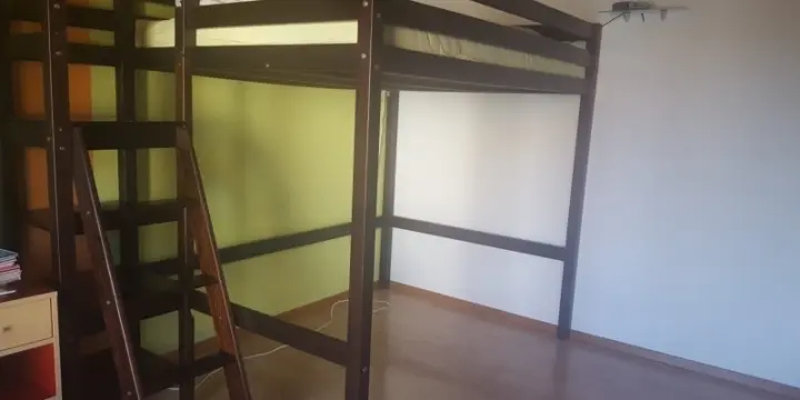 Lit mezzanine 140×200cm avec sommier et bibliothèque