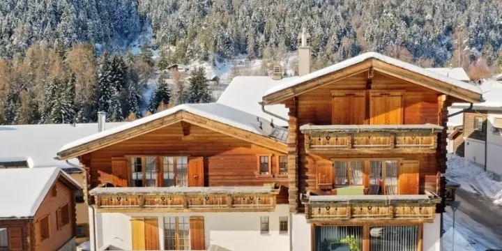 Appartement de 4.5 pièces au centre de la station avec belle vue