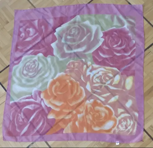 Foulard carré "Roses" neuf à Moutier