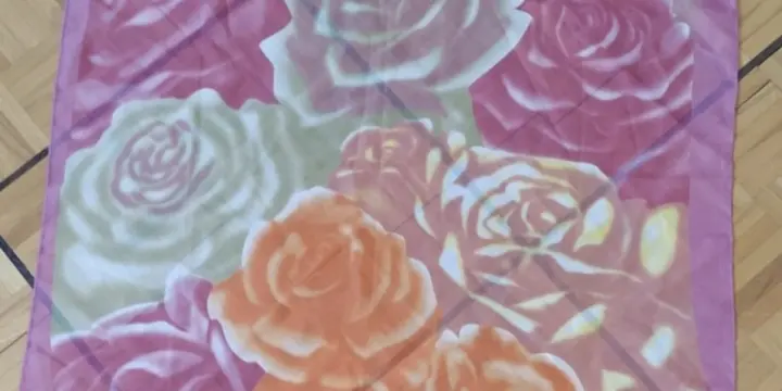 Foulard carré "Roses" neuf