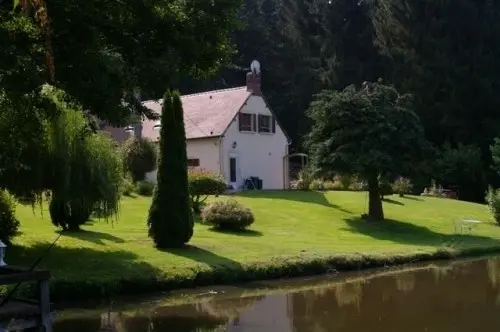 Maison d'habitation avec etangs et forêt à St Mard de Reno