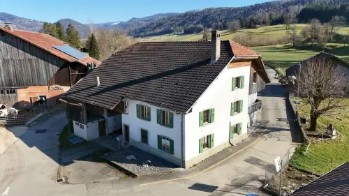 À vendre maison de 2 appartements rénovés à Courchapoix à Courchapoix
