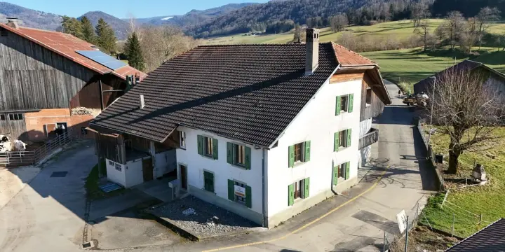 À vendre maison de 2 appartements rénovés à Courchapoix