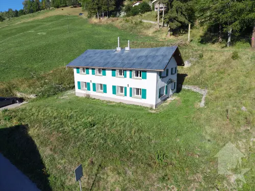 Maison mitoyenne refaite à neuf : calme, vue et ensoleillée