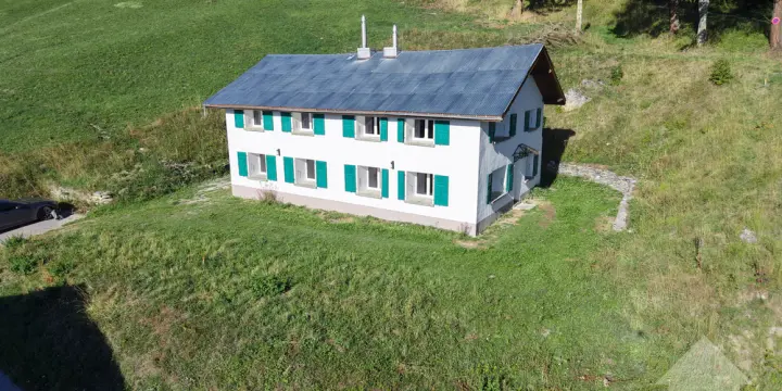 Maison mitoyenne refaite à neuf : calme, vue et ensoleillée