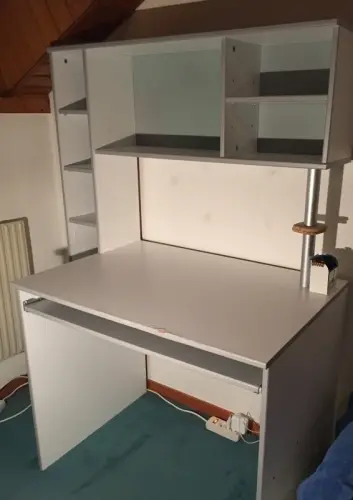 Bureau blanc avec rangements à La Tour-de-Peilz