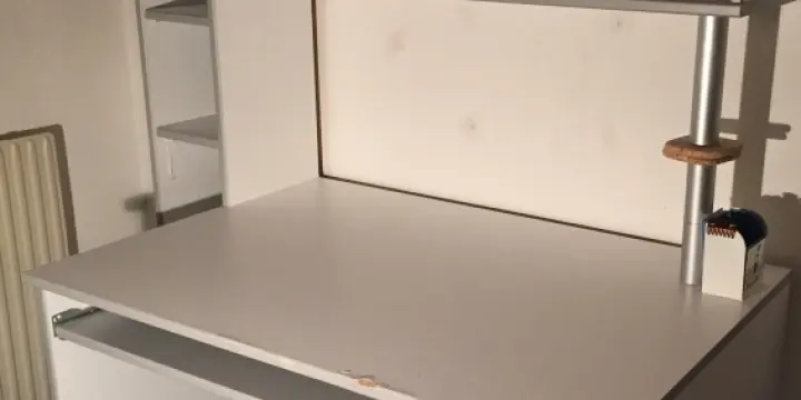 Bureau blanc avec rangements