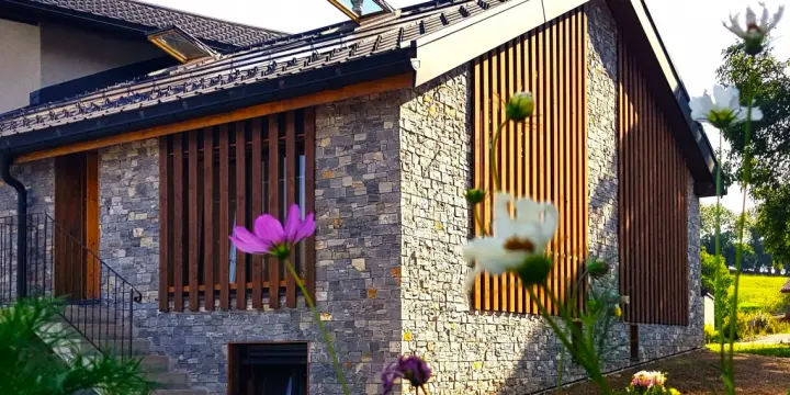 MAISON DE CHARME ÉCOLOGIQUE NEUVE AVEC JARDIN, PARKINGS ET BELLE VUE