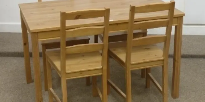 Table avec 4 chaises