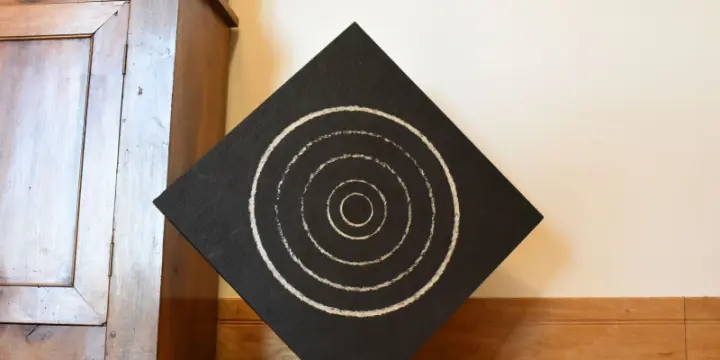 Sculpture Pierre Noire avec Peinture Argent Véritable