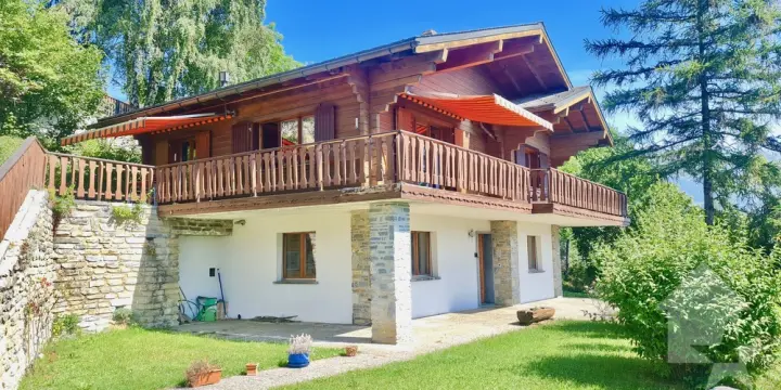 Magnifique chalet avec vue spectaculaire, niché dans un cadre paisible