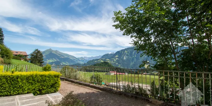 Duplex de 5.5 pièces avec jardin au centre de Leysin