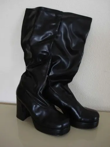 Bottes en cuir noires semelles compensée à Lausanne