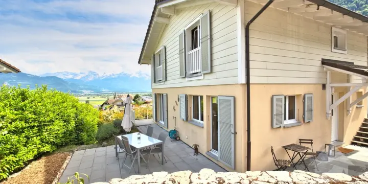 Magnifique maison jumelée par le garage