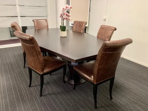 A Vendre : table de conférence + chaises + canapés à Montreux