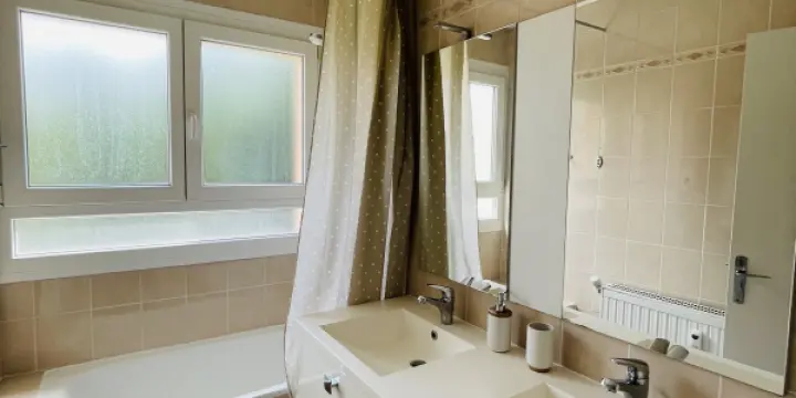 Bel appartement traversant et calme proche de la douane