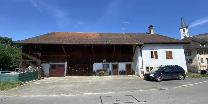 Maison avec corps de ferme agrémentée d'une parcelle de 2'116 m2