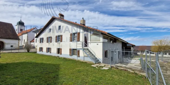 Maison locative de 3 appartements avec écuries / domaine équestre