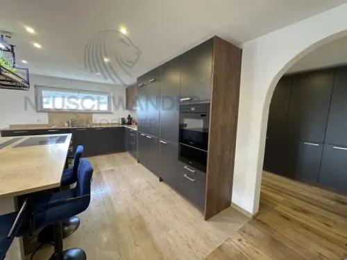 Avec une vue imprenable et salle de fitness à Develier