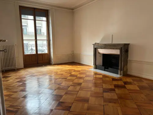 Très charmant 4 pièces dans le quartier de Plainpalais. Beaucoup de cachet!