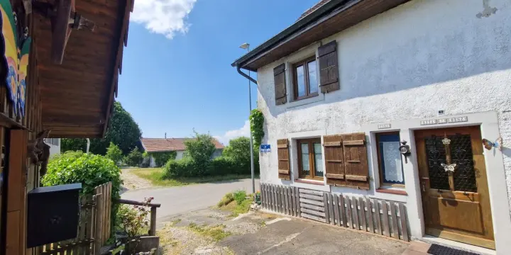 Charmante maison de vacances de 3.5 pièces à Pleigne à vendre