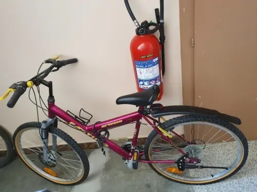 Vélo rose et jaune à 3 vitesses, avec suspension avant à Corcelles