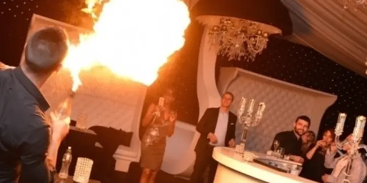 Barmans jongleurs cocktails show feu