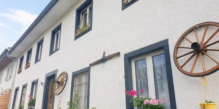 À vendre maison locative de 3 appartements et 15 box/dépôts à Movelier